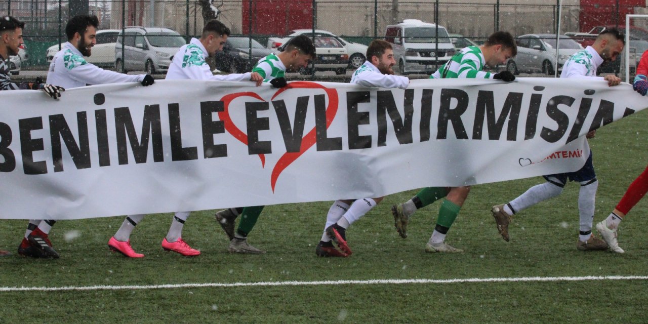 Hakem, Yönettiği Futbol Maçında Sevgilisine Evlilik Teklifi Etti