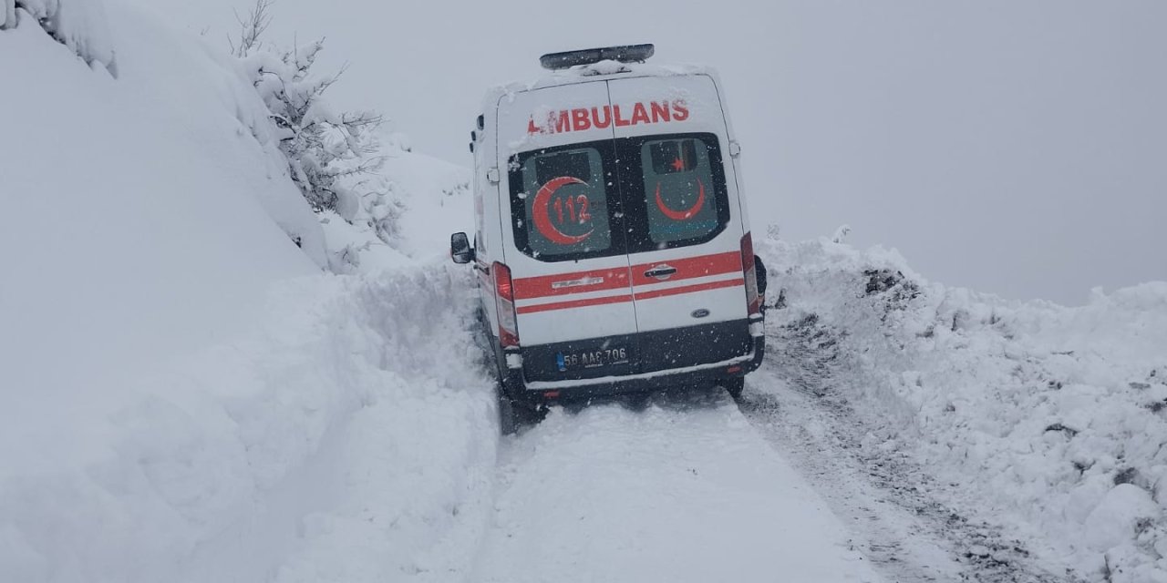 Kapalı Mezra Yolu Açılıp, Hamile Kadın Hastaneye Ulaştırıldı