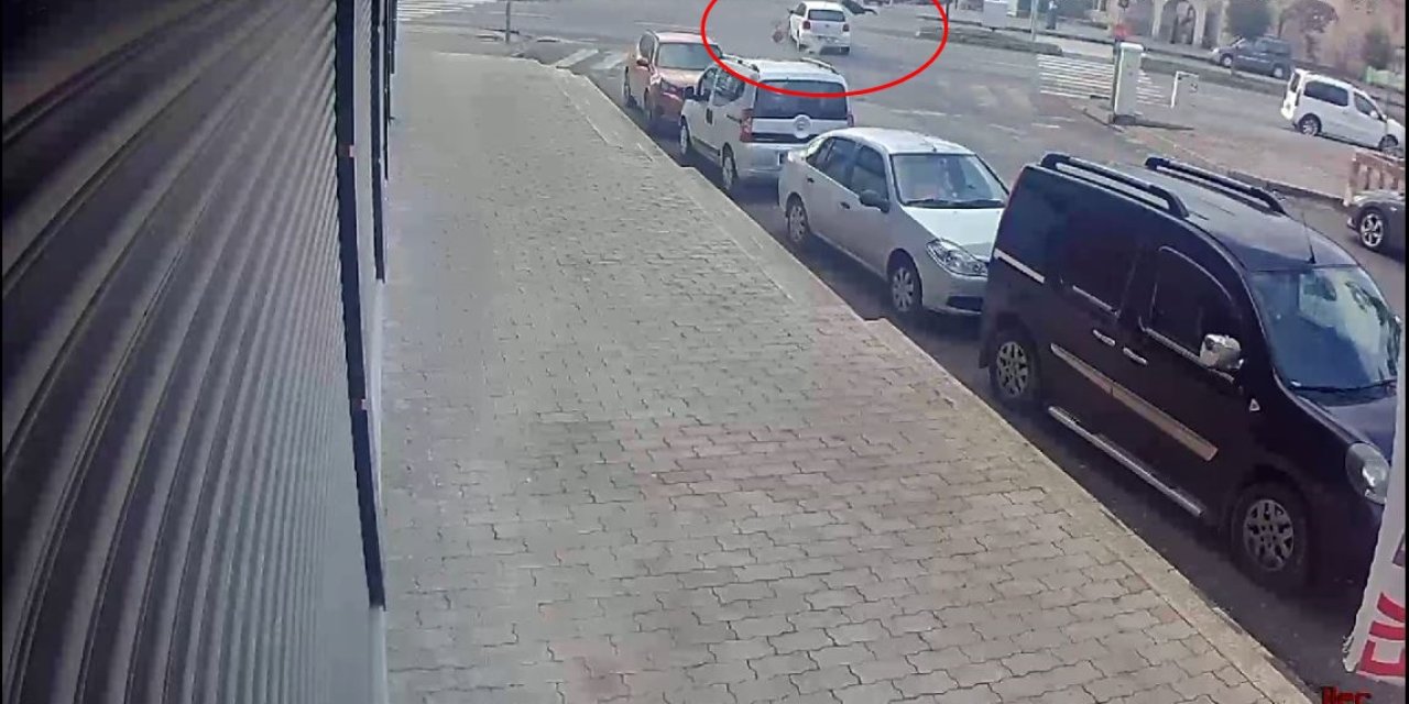 Otomobil İle Motosikletin Çarpıştığı Kaza, Kamerada