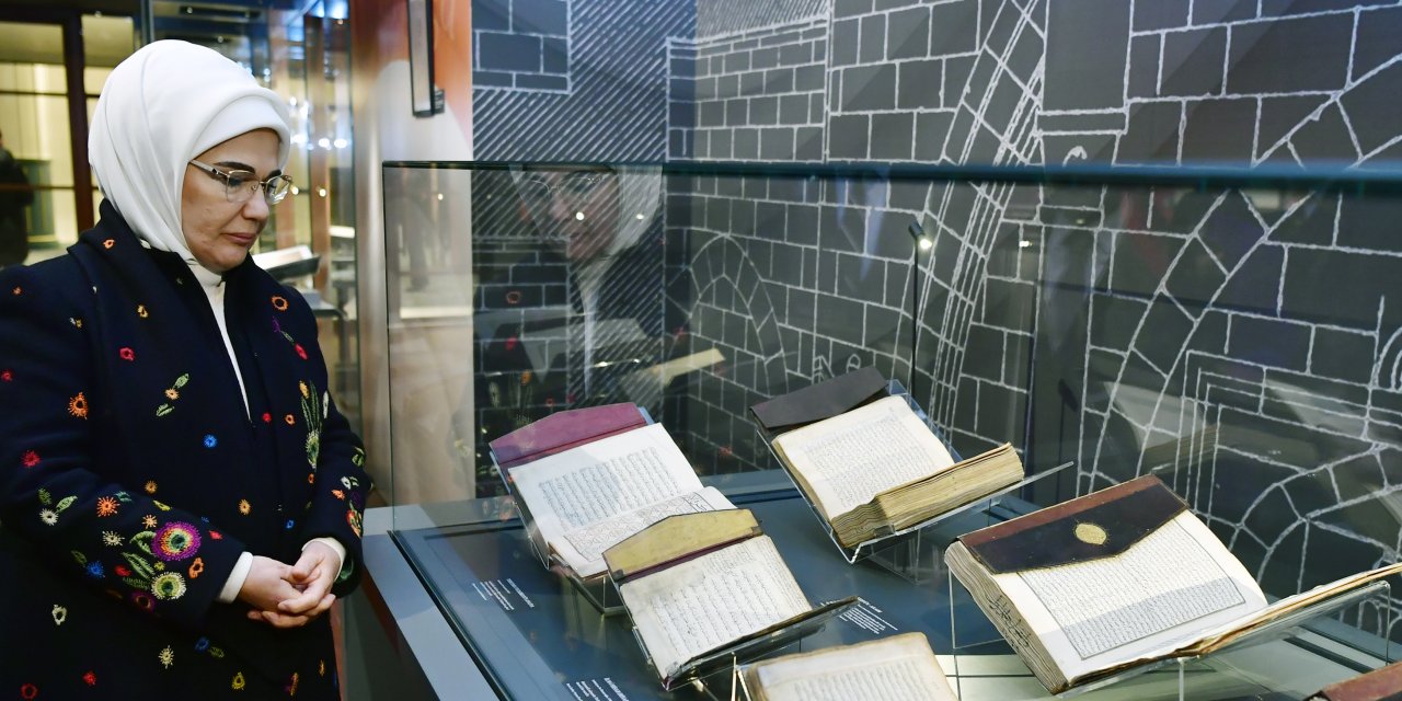 Emine Erdoğan, 'maarif: Türk Eğitim Tarihi Sergisi'ni Gezdi