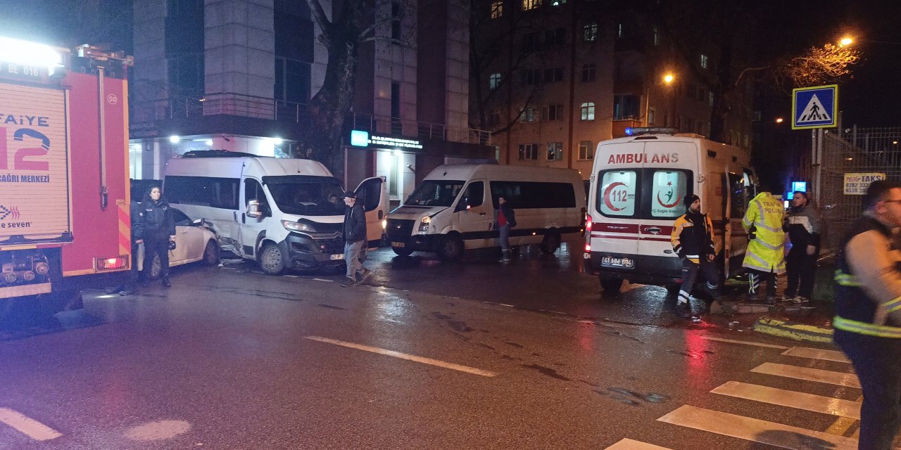 Servis Minibüsü İle Otomobil Çarpıştı: 4 Yaralı