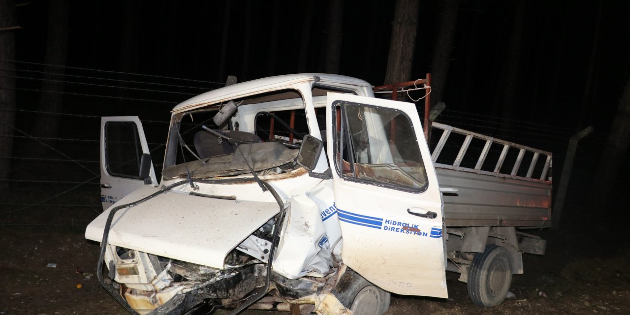 Otomobil İle Kamyonet Kafa Kafaya Çarpıştı: 1 Ölü, 2 Yaralı