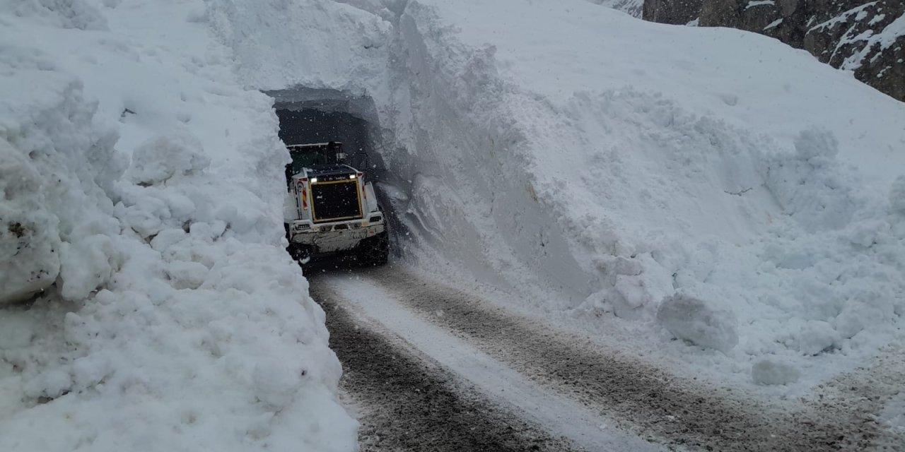 Yüksekova'da Çığ Düştü, Yol Açma Çalışmasında Boşluğa Yuvarlanan Personel Yaralandı