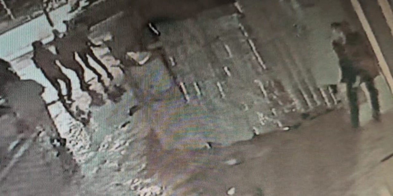 Zeytinburnu'nda İki Grup Sokak Ortasında Birbirine Girdi