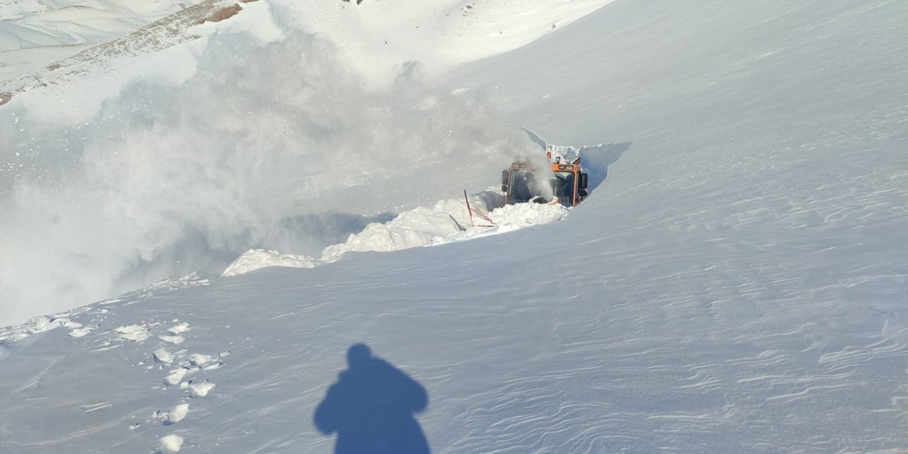 Başkale'de Ekiplerin 5 Metrelik Karla Zorlu Mücadelesi