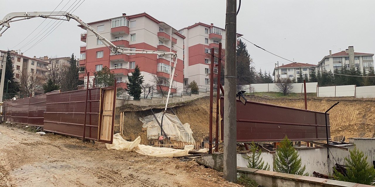 İnşaatta Toprak Kayması Siteye Zarar Verdi, Zemini Direklerle Sabitlendi