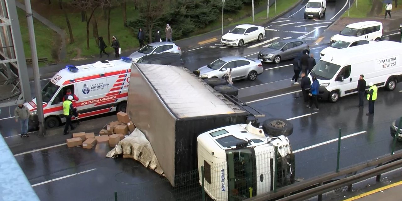 D-100 Karayolunda Devrilen Kamyon Çekildi