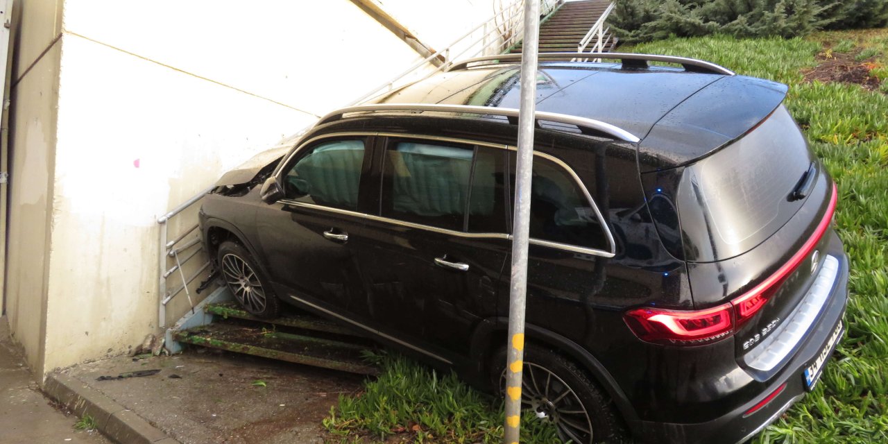 Kadıköy'de Cip Bariyerlere Çarptı