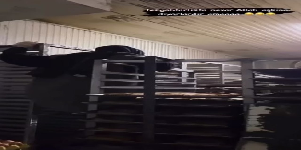 Tezgahtar, Çizmeleriyle Kurabiye Tepsilerinin Takılı Olduğu Rafların Üzerinde Dolaştı