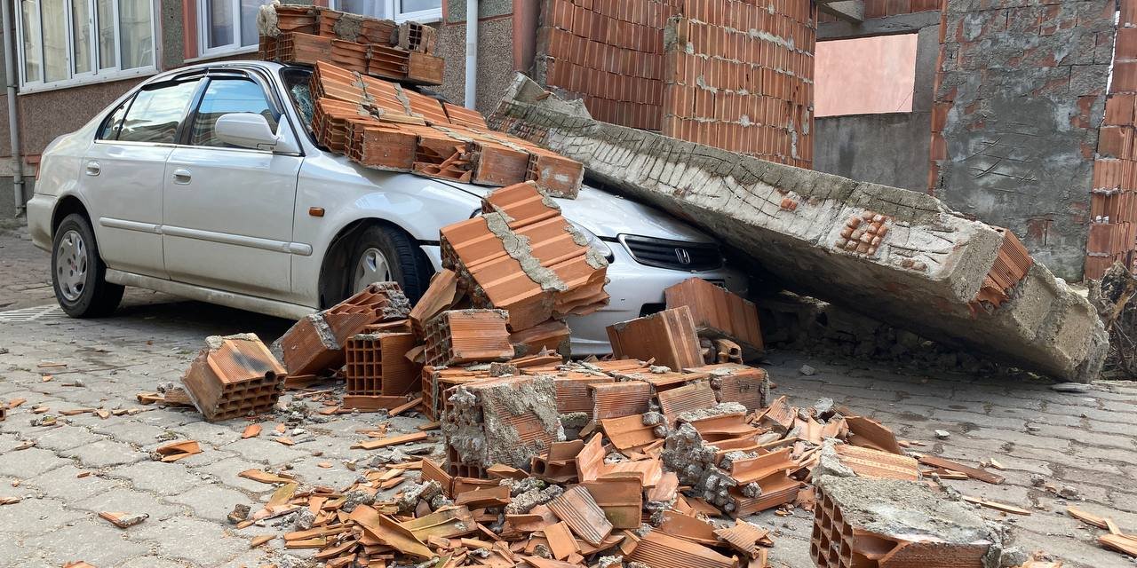 İnşaat Halindeki Dükkanın Duvarı, Park Halindeki Otomobilin Üzerine Devrildi