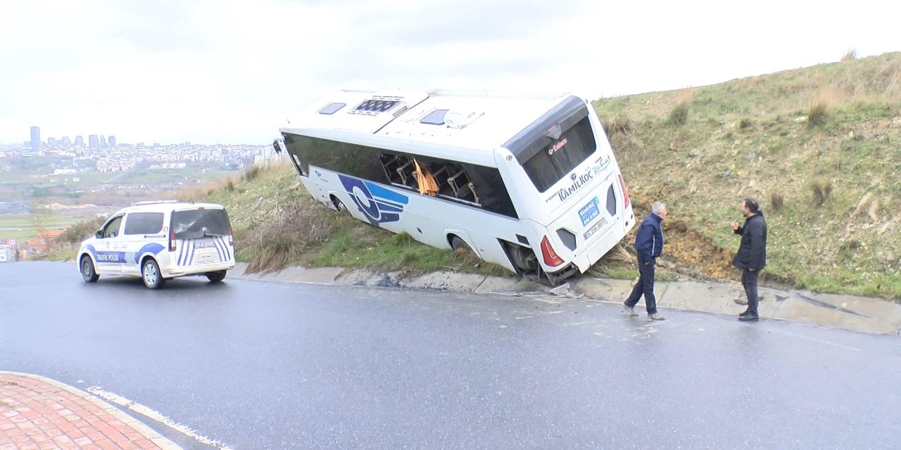 Başakşehir'de Kaçak Göçmenleri Taşıyan Otobüs Kaza Yaptı