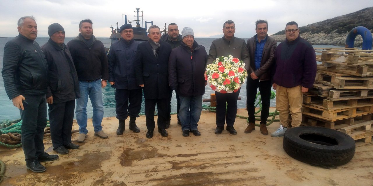 İzmir'de Batan Tank Çıkarma Gemisindeki Şehitler İçin Tören