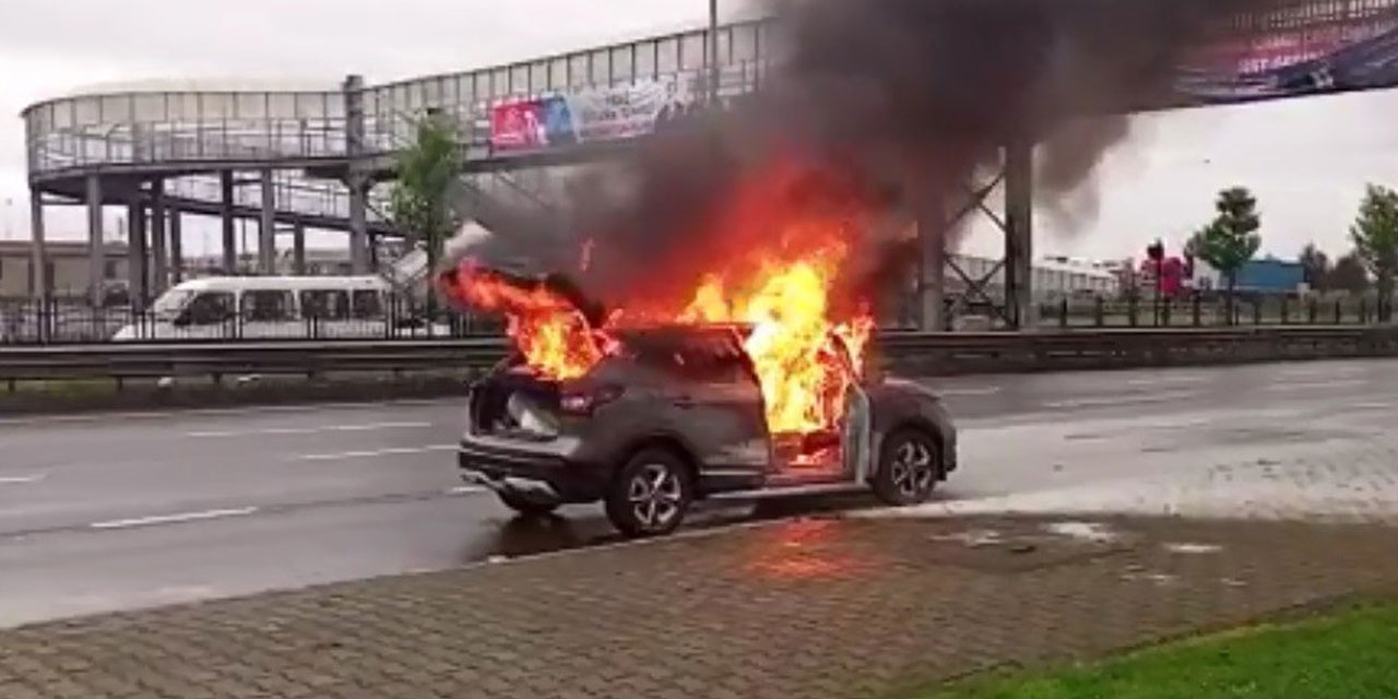 Trabzon'da seyir halinde alev alan otomobil kullanılamaz hale geldi