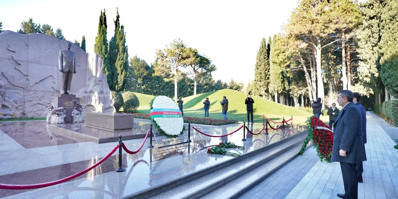 Bakan Tekin, Azerbaycan Şehitliği'ni Ziyaret Etti