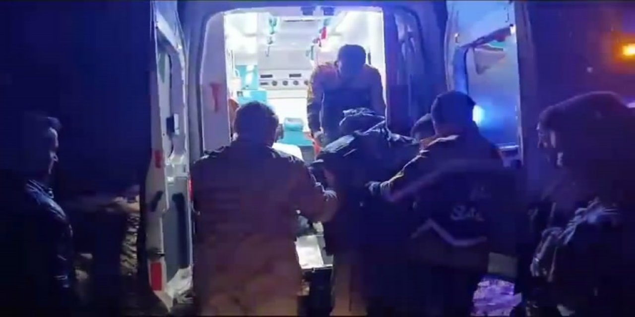 Kapanan Yol 2 Saatlik Çalışma İle Açıldı; Hasta Hastaneye Götürüldü