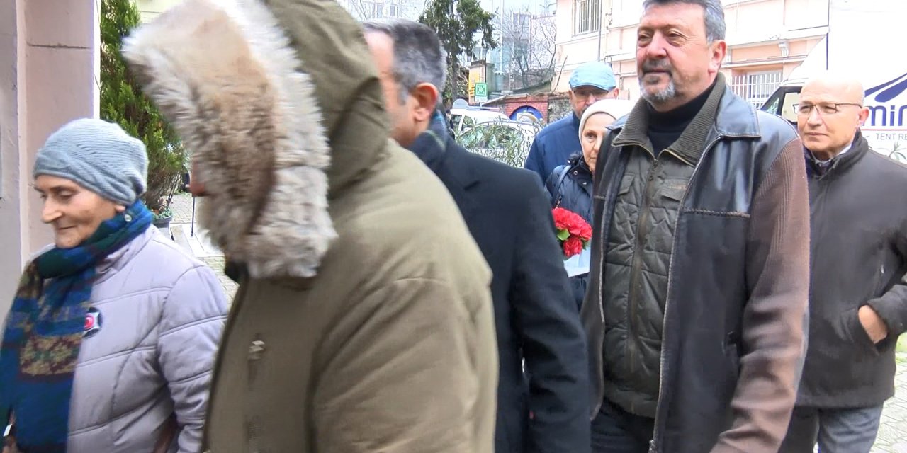 Sarıyer'de Mahalleliden Saldırıya Uğrayan Kiliseye 'Geçmiş Olsun' Ziyareti