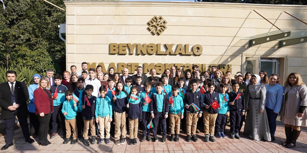 Bakan Tekin, Bakü Maarif Okulu'nu Ziyaret Etti