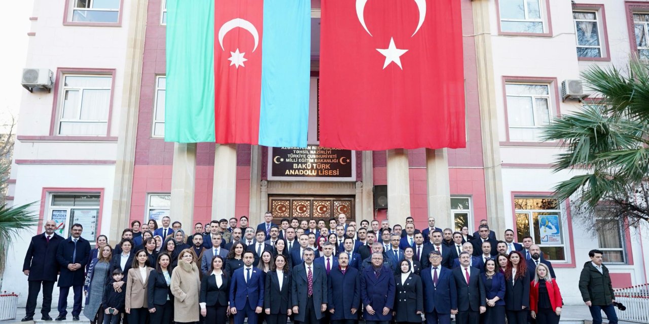 Bakan Tekin, Bakü Türk Anadolu Lisesi’ni Ziyaret Etti