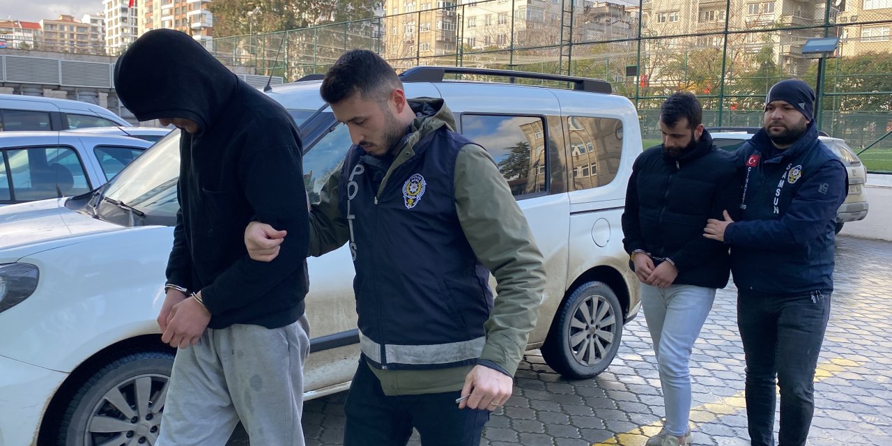 Husumetlilerini Otomobilde Sanıp, Başkasını Vurdular