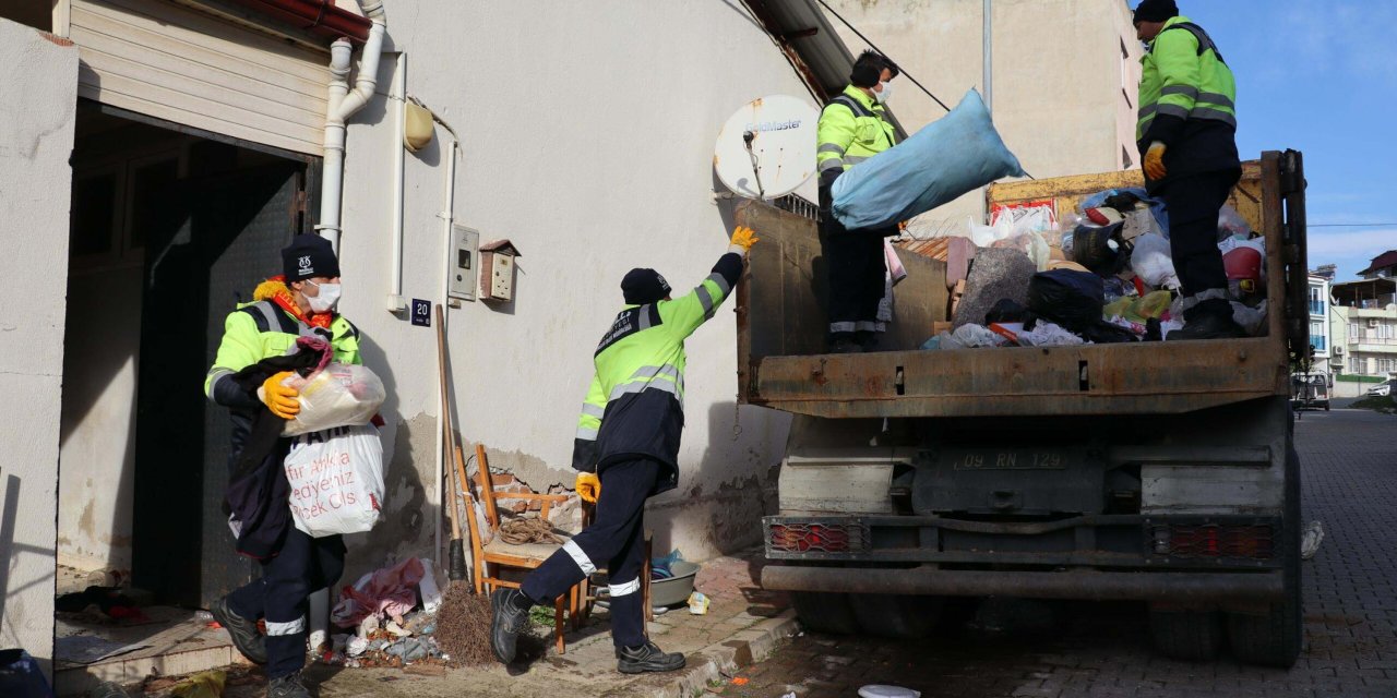 Aydın'da Daha Önce 4 Kez Temizlenen Evden 3 Kamyon Çöp Çıktı