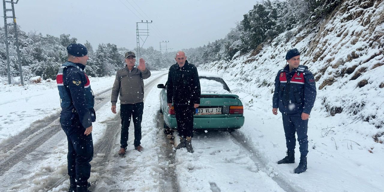 Mersin’de Karda Mahsur Kalanları Jandarma Kurtardı