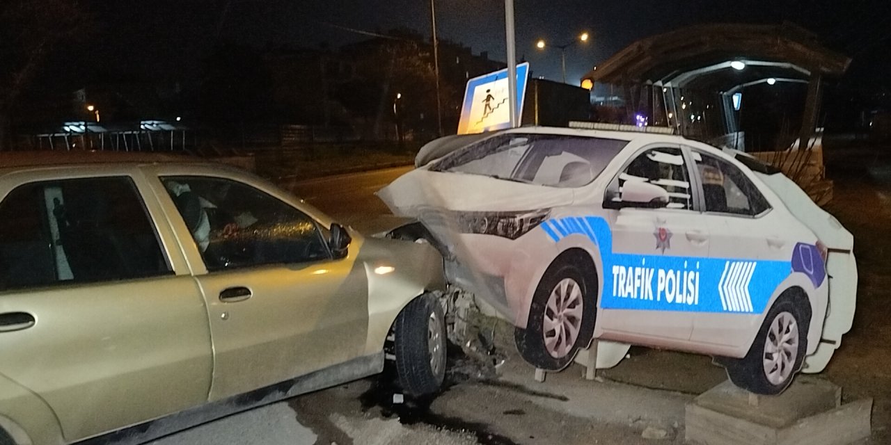 Kontrolden Çıkan Otomobil, Yol Kenarındaki Maket Polis Aracına Çarptı: 2 Yaralı
