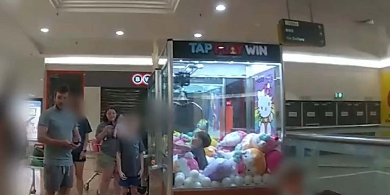 Avustralya Polisi, Oyuncak Makinesinin İçinde Mahsur Kalan Çocuğu Kurtardı