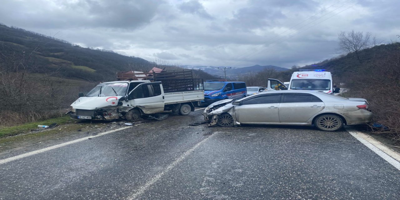 Samsun'da kamyonet ile otomobilin çarpıştığı kazada 4 kişi yaralandı