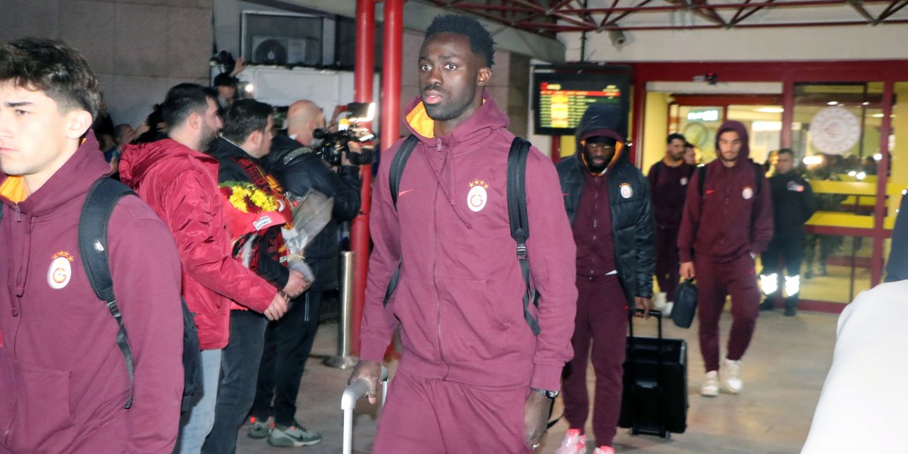 Galatasaray Kafilesine Samsun’da Meşaleli Karşılama
