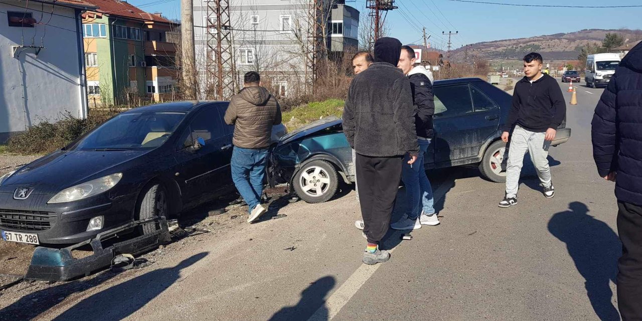 3 Kişinin Yaralandığı Kaza Kamerada