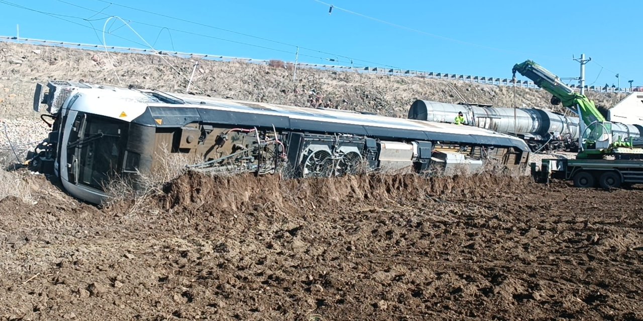 Yük Treni Devrildi; Makinist Ve Yardımcısı Yaralandı