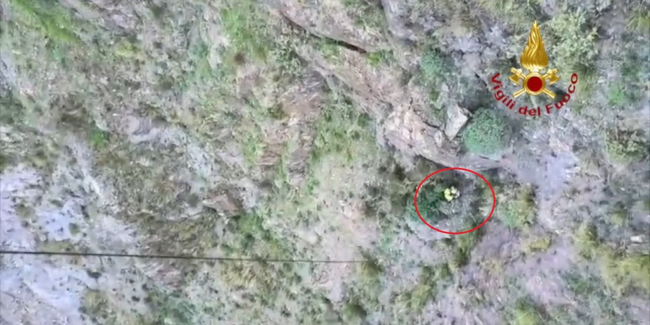 İtalya'da Sarp Yamaçta Mahsur Kalan Dağcı Helikopterle Kurtarıldı