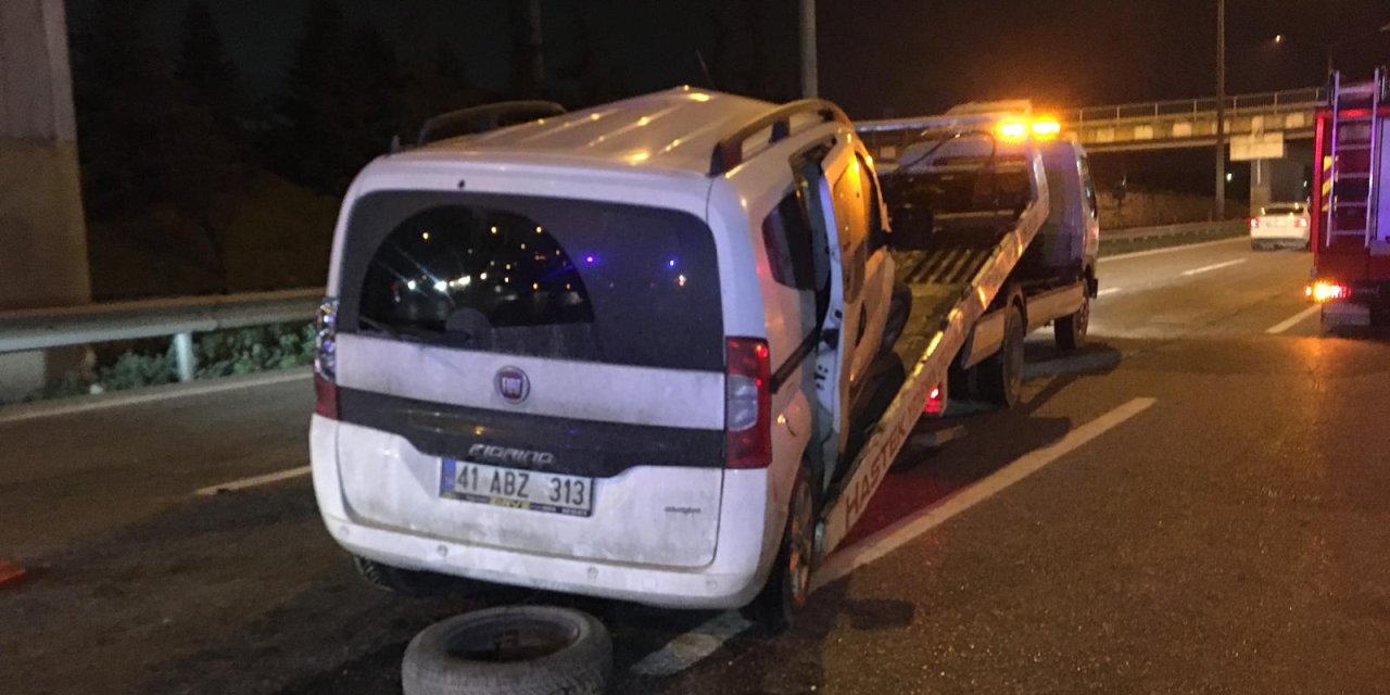 Hafif Ticari Araç Otomobile Arkadan Çarptı: 4 Yaralı