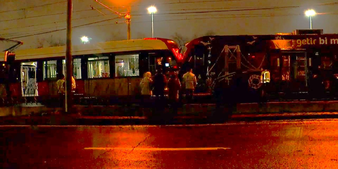 Zeytinburnu'nda İki Tramvay Çarpıştı Seferler Durdu-1