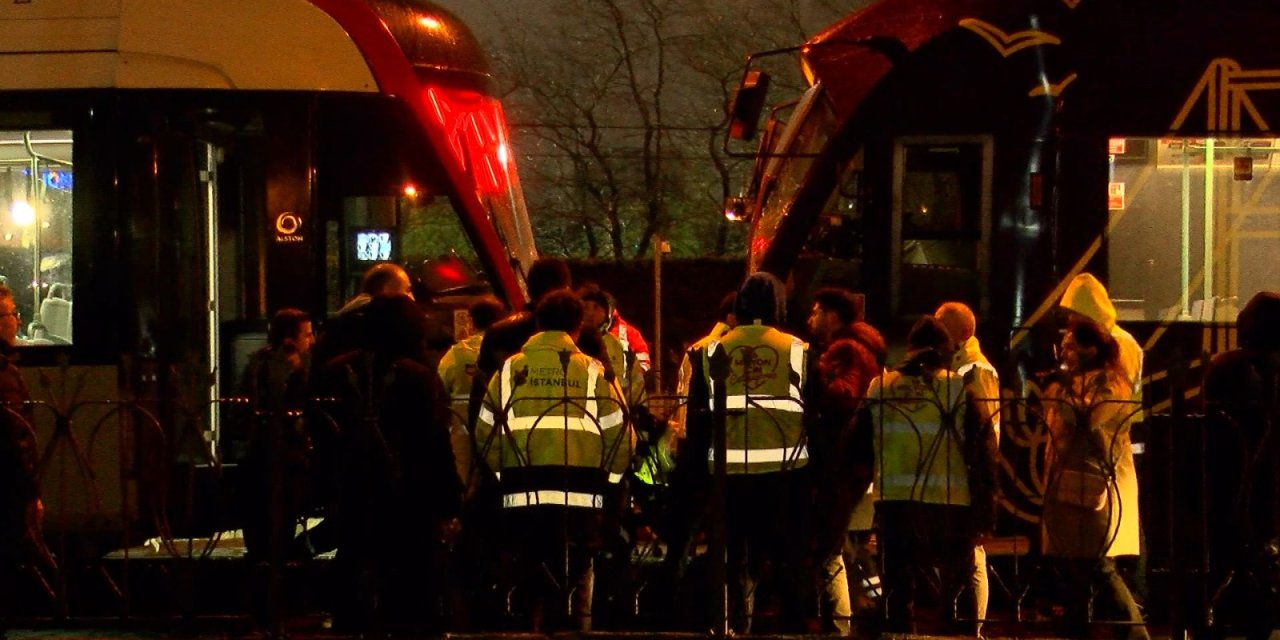 (Geniş Haber)-zeytinburnu'nda İki Tramvay Çarpıştı: Vatman Ve 2 Yolcu Yaralandı