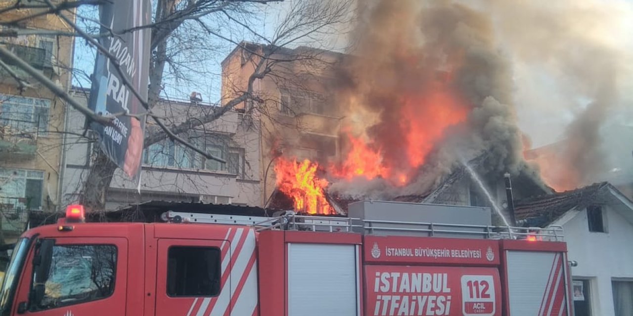 (Geniş Haber) Maltepe'de Tarihi Kıraathanede Yangın; 2 Kişi Dumandan Etkilendi