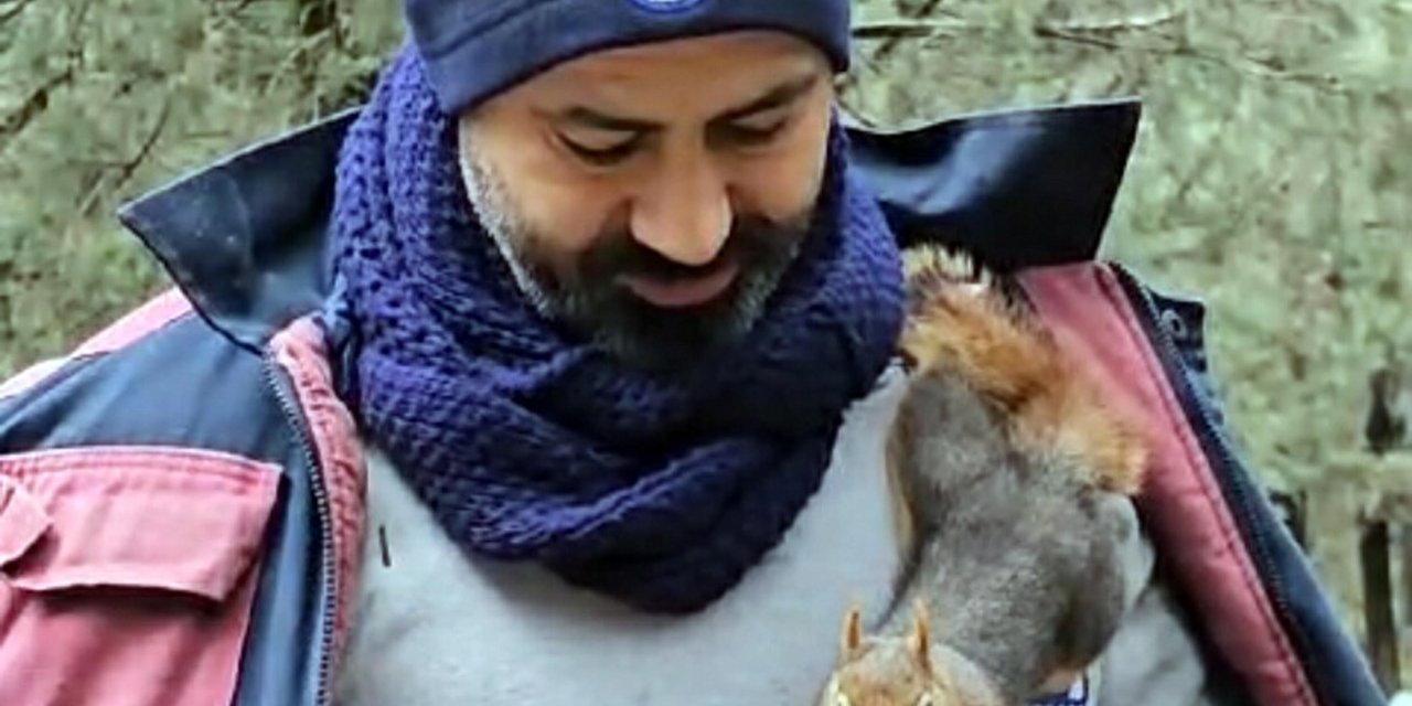 Mezarlık İşçisinin Sincaplarla Bağı Hayrete Düşürüyor