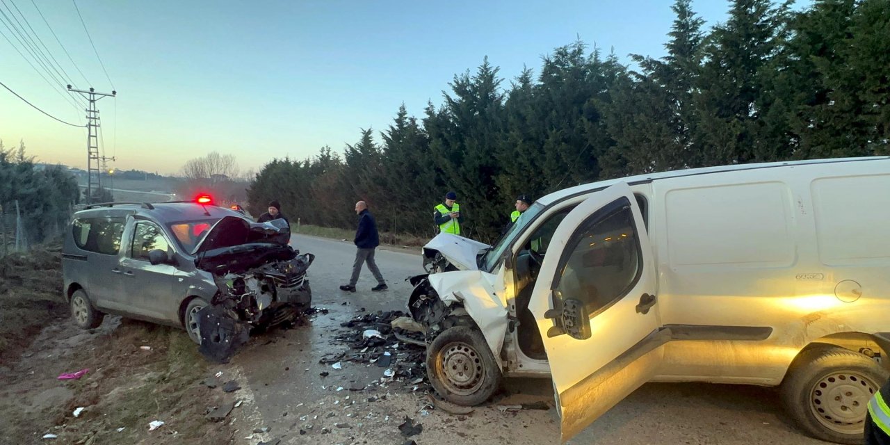 Tekirdağ’da İki Hafif Ticari Araç Çarpıştı; 4 Yaralı