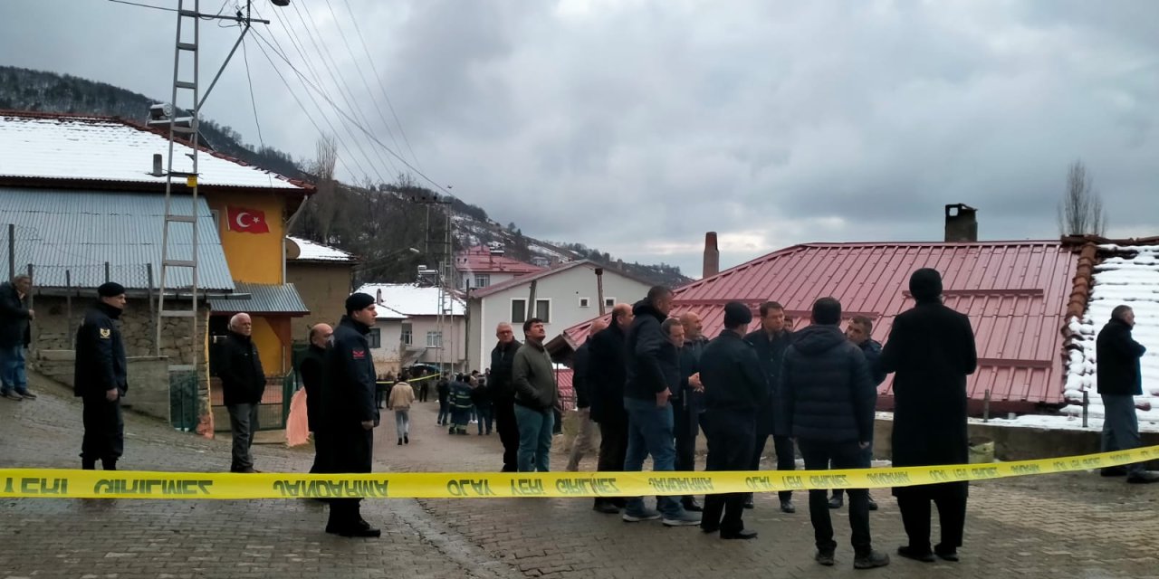 Köyde Heyelan; Evlerin Duvarları Ve Yollarda Çatlaklar Oluştu