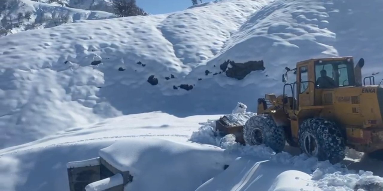 Batman Sason'da 19 Yerleşim Yerinin Yolu Kardan Kapandı