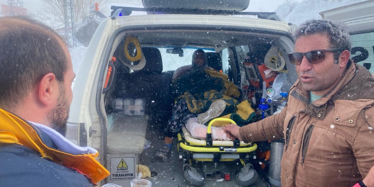 Yol Kapanınca Hamile Kadın Köyde Doğum Yaptı