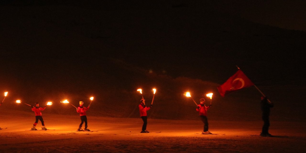 Bitlis'te Kar Festivali Ve Meşaleli Kayak Gösterilerine İlgi Yoğun Oldu