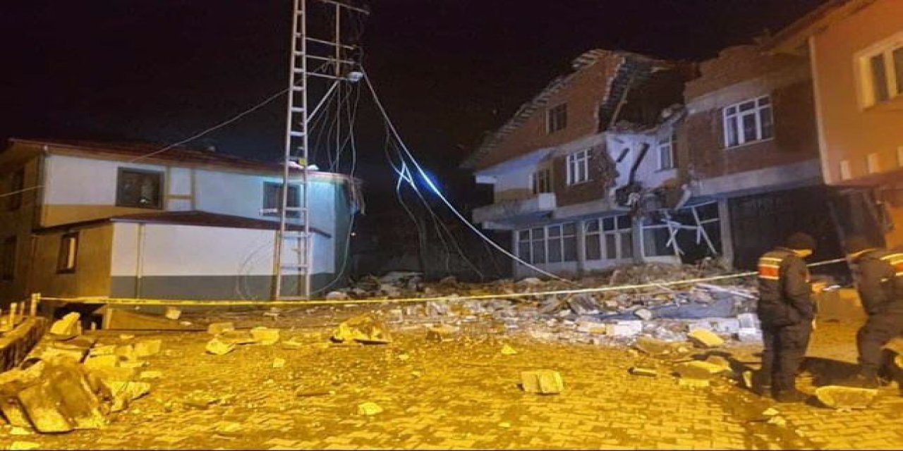 Köyde Heyelan; Evlerin Duvarları Ve Yollarda Çatlaklar Oluştu (2)