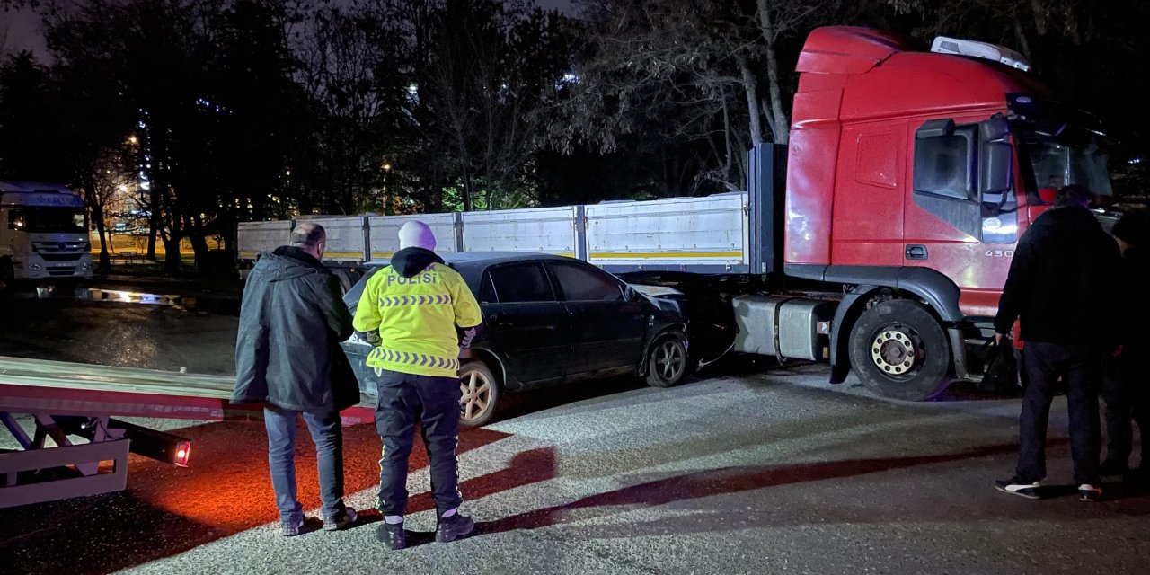 Polisten Kaçarken Otomobiliyle Park Halindeki Tır’a Çarptı