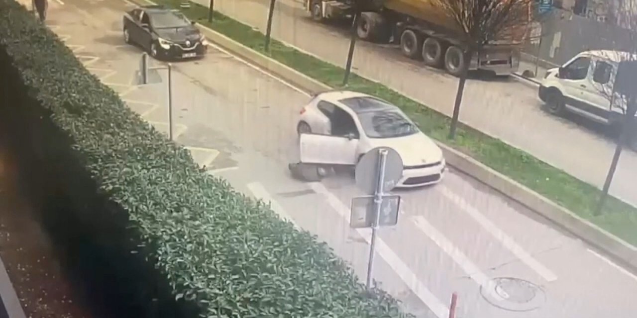 Beyoğlu'nda Ayağından Ve Omzundan Vuruldu; Otomobilden Yola Atıldı