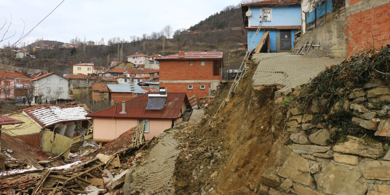 Tokat'ta Heyelanların Yaşandığı Köyde Boşaltılan 39 Evden 4’ü İle Cami Yıkıldı