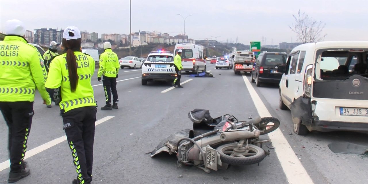 Tem'de Emniyet Şeridindeki Araca Arkadan Çarpan Motosikletli Kurye Öldü