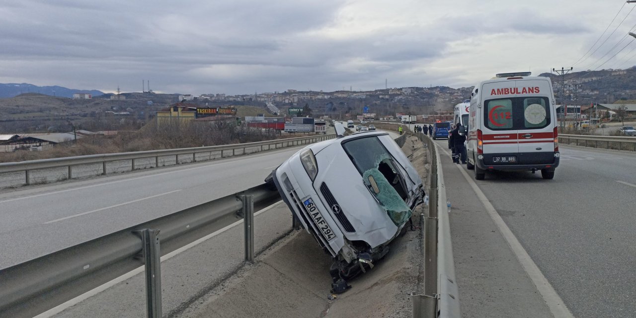 Otomobil Refüjdeki Su Kanalına Girdi: 2 Yaralı