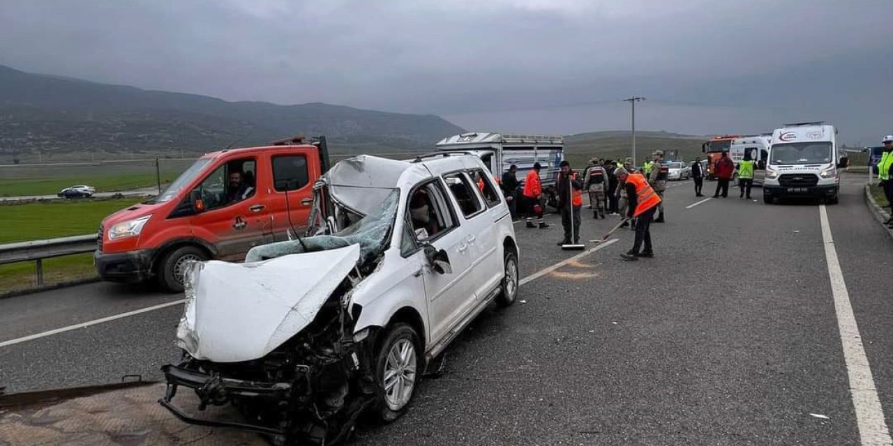 Gaziantep’te Kamyonet İle Hafif Ticari Araç Çarpıştı: 3 Yaralı