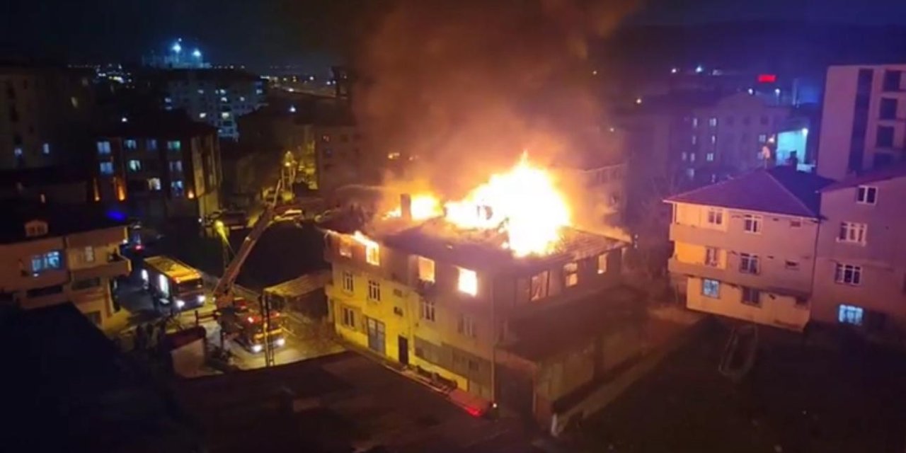 Tuzla'da 2 Katlı Binanın Çatı Katı Alev Alev Yandı